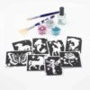 Glitzertattoo Shop Girlsdreamset mit 16 Schablonen für Mädchen. 2 Elfen, 2 Meerjungfrauen, 2 Schmetterlinge Hypno, 2 Einhörner, 2 Delfin Spritzer, 2 Rosen, 2 Rehkitze, 2 Dackels. 3 Glitzerfarben mit der Farbe Türkis, Silber und Taylor Pink. DieGlitzerfarben können auf Wunsch ausgetauscht werden. 1 x 10ml Profi Hautkleber und 1 Pinselset und eine Anleitung. Alles hübsch verpackt in eine durchsichtige Kosmetiktasche zur sicheren Aufbewahrung.