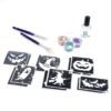 22-tlg. Halloween Set HappyKids Komplettausstattung für Halloweenfans. Inhalt: 6 x verschied. Halloween Schablonen für Glitzertattoos, jede Schablone ist 2x enthalten Es sind also 12 Schablonen. 2 Hexen, 2 Geister, 2 Fledermäuse, 2 Kürbisse, 2 Hexenhüte, 2 Halloween Face. 4 x 5ml hochwertige Glitzerfarben (Made in Germany) (Weiß, Orange, Grün, Lila) 1 x 10ml Original Profi Hautkleber, Pinsel befindet sich am Schraubdeckel 1 Pinselset 1 x Anleitung zum Erstellen des Glitzertattoos, inkl. 6 Desinfektionspads + 1 hautschonendes Entfernungstuch, Hübsch verpackt in einer Kosmetiktasche zur sicheren Aufbewahrung. Die Glitzertattoos halten ca. 5-10 Tage und lassen sich mit unseren Abschminktuch leicht und hautschonend entfernen. Eigene Produktion der Schablonen mit einer Top Qualität.