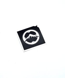 Rad-Zahnkranz Schablone für Glitzertattoos. 3lagig, entgittert und zugeschnitten in der Größe von 6,0 x 6,0cm. Zusätzlich benötigt man Profi Hautkleber und Bio Glitzer aus unserem glitzertattoo-shop