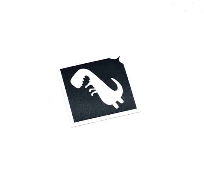 Kita T Rex Stego Schablone Layout für Glitzertattoos für kleine Bambinis. 3-lagig, entgittert und zu geschnitten in der Größe 4,5 x4,5cm. Ideal für kleine Kinderärmchen ab 3 Jahre. Zusätzlich benötigt man Profi Hautkleber und Bio Glitzer.
